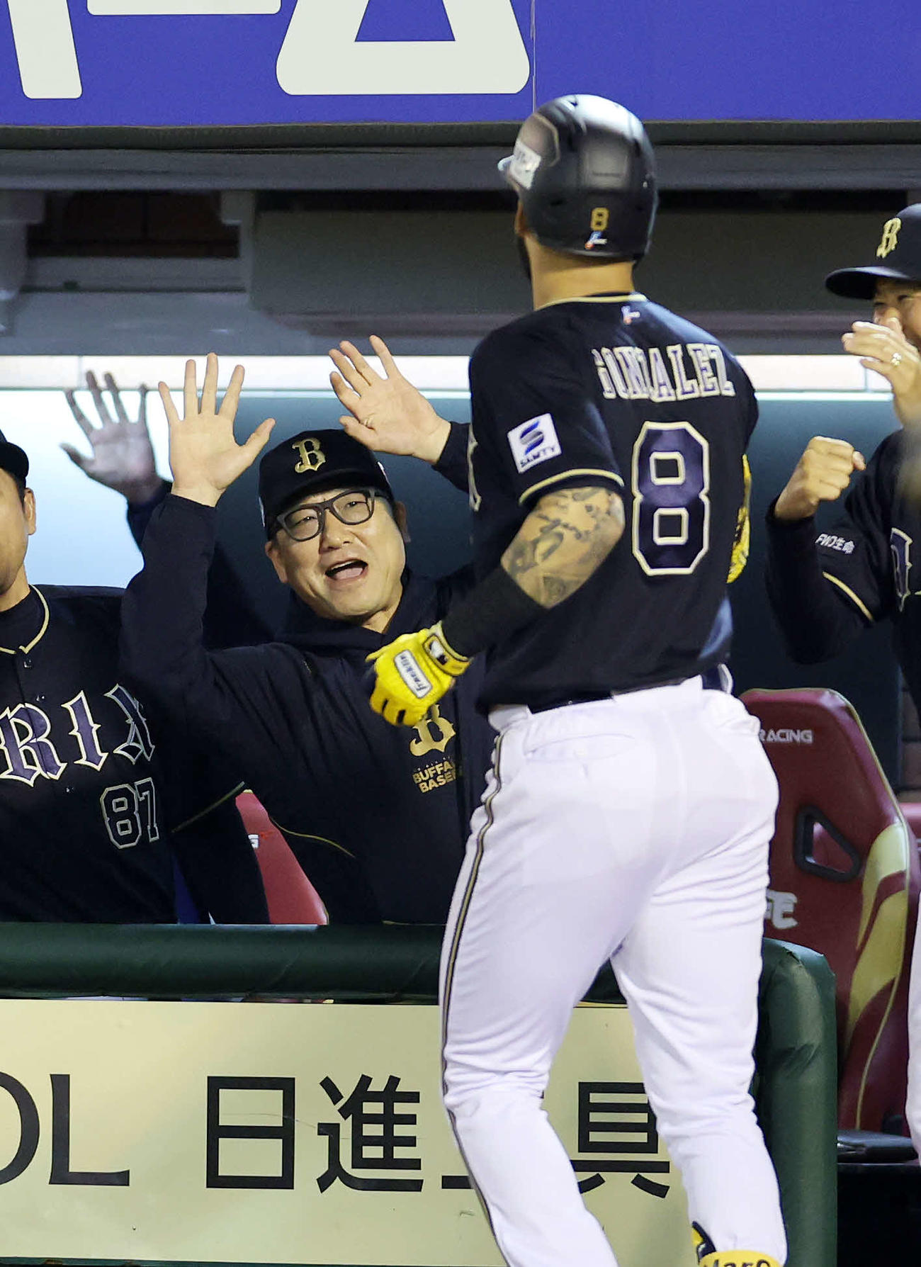 6回表オリックス無死、右越えソロ本塁打を放ったゴンザレス（右）を喜び迎える中嶋監督（撮影・鈴木正人）
