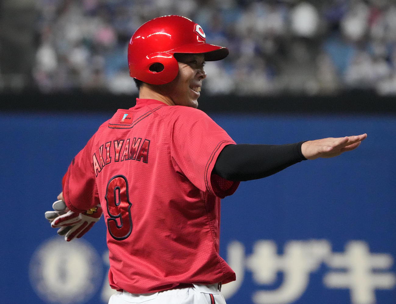 9回表、2点適時三塁打を放ちベンチに向かって明るい表情を見せる秋山（撮影・森本幸一）