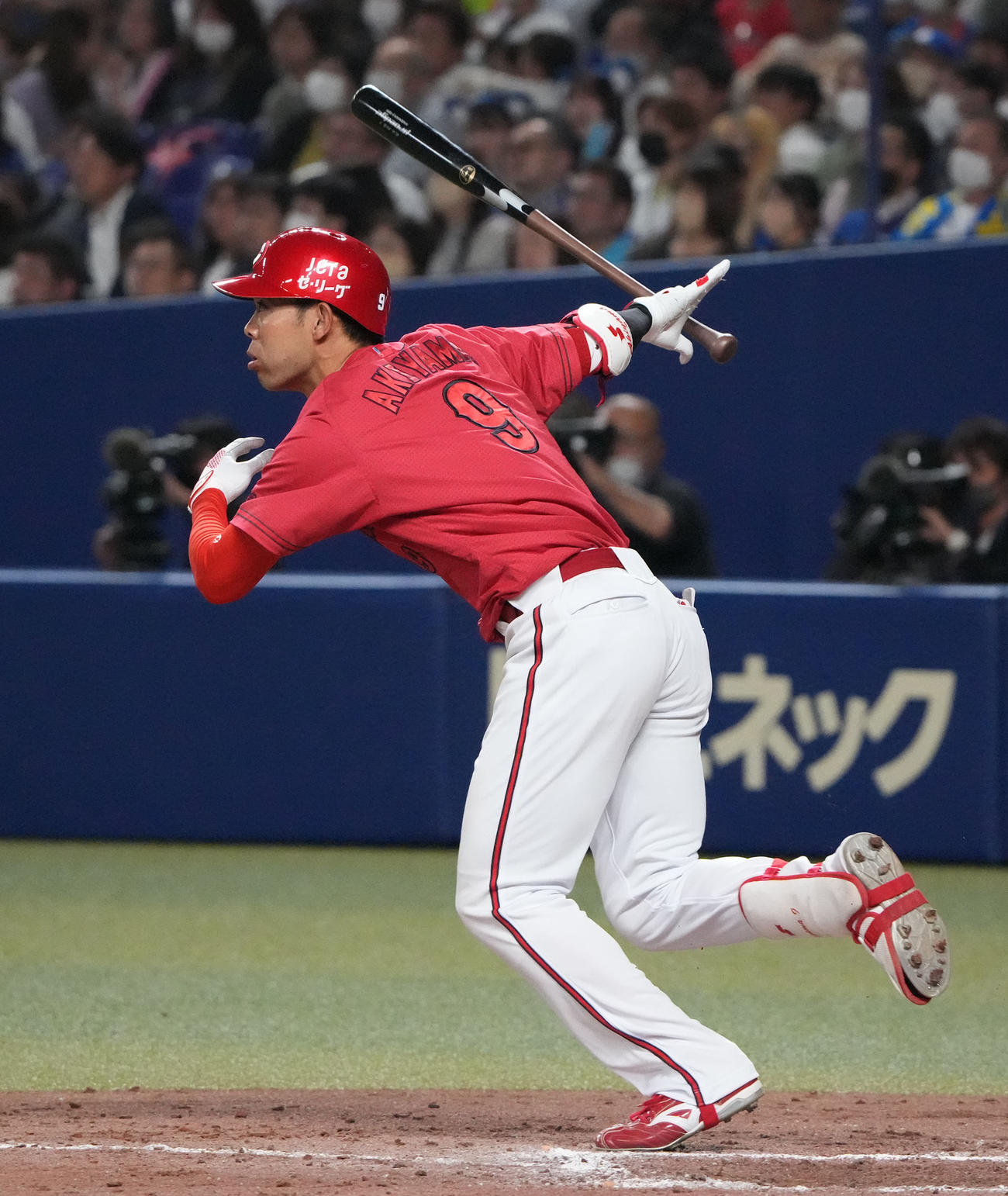 9回表広島2死一、二塁、右中間へ2点適時三塁打を放つ秋山（撮影・森本幸一）