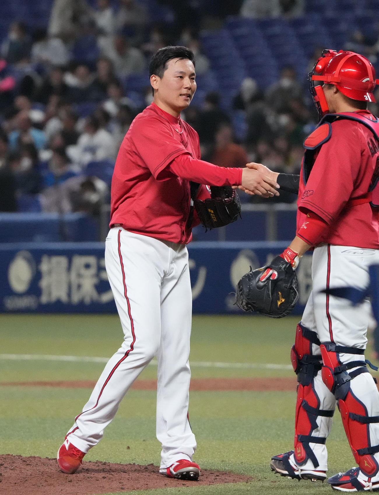 試合終了、坂倉と握手を交わす栗林（左）（撮影・森本幸一）