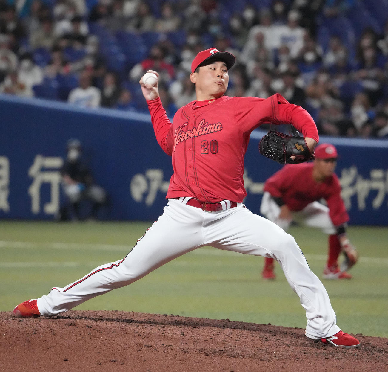 9回裏中日無死一、二塁、広島3番手で登板する栗林（撮影・森本幸一）