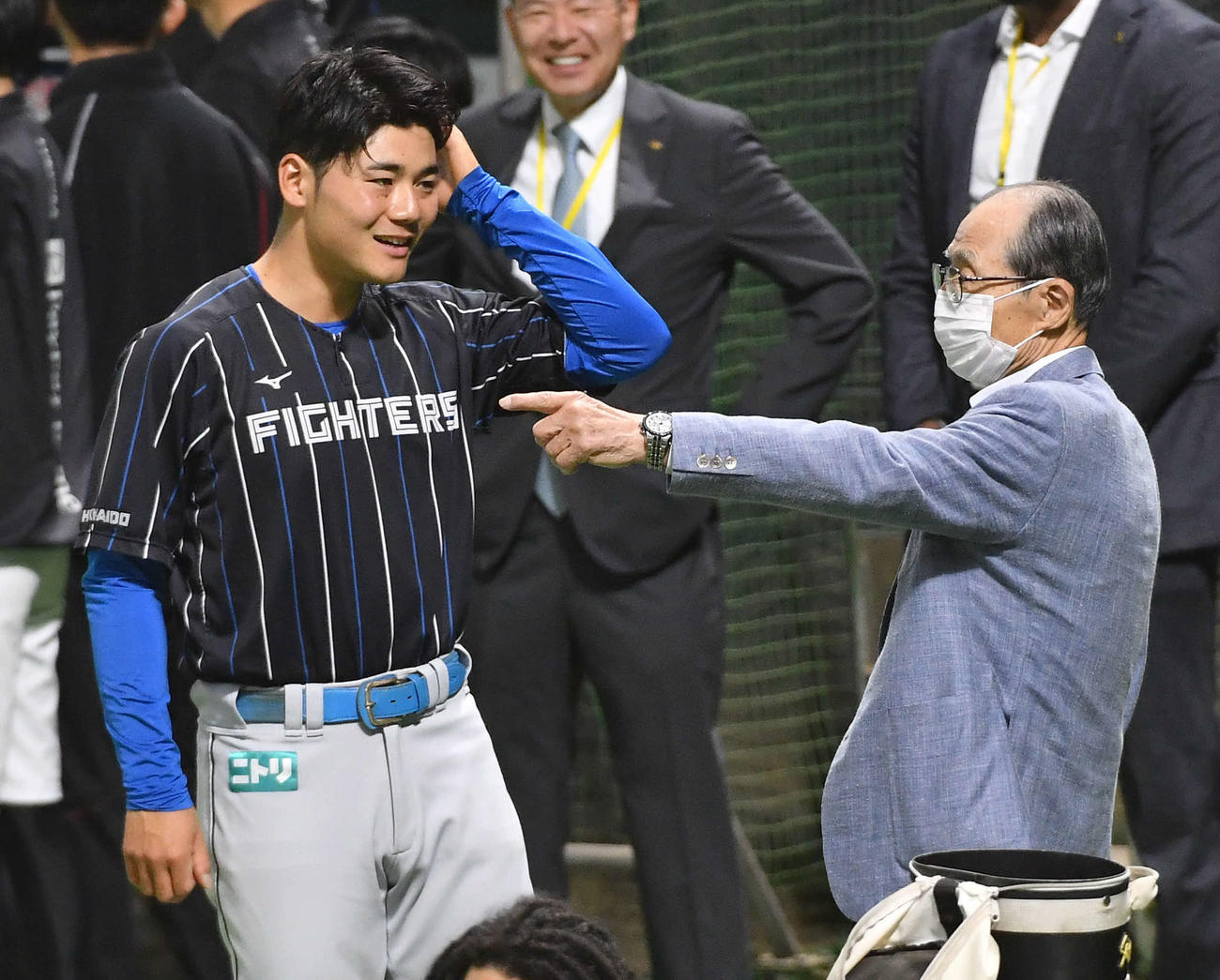 ソフトバンク対日本ハム　試合前、ソフトバンク王球団会長（右）と話す日本ハム清宮（撮影・岩下翔太）