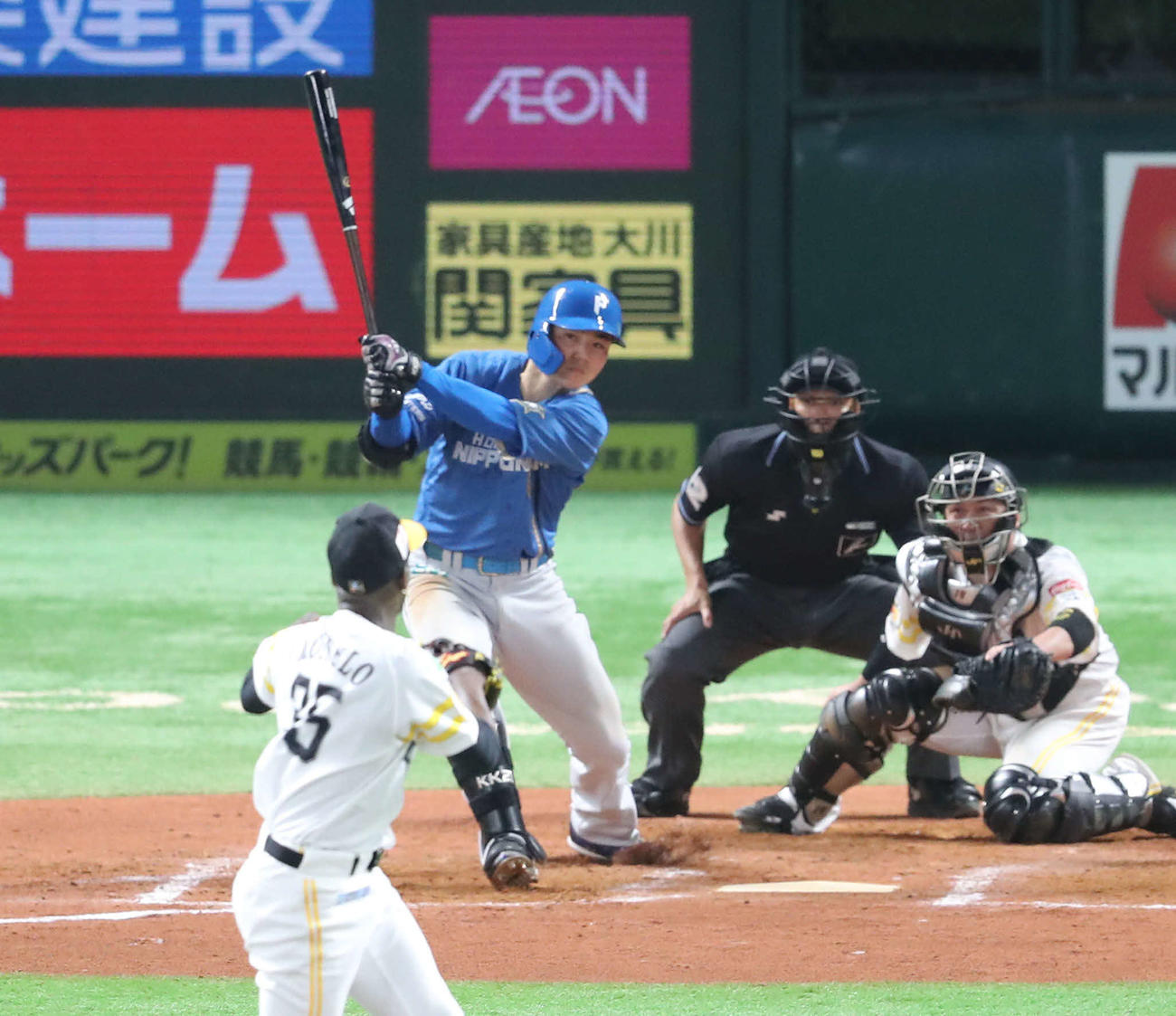 ソフトバンク対日本ハム　8回表日本ハム無死二塁、清宮は適時二塁打を放つ（撮影・梅根麻紀）