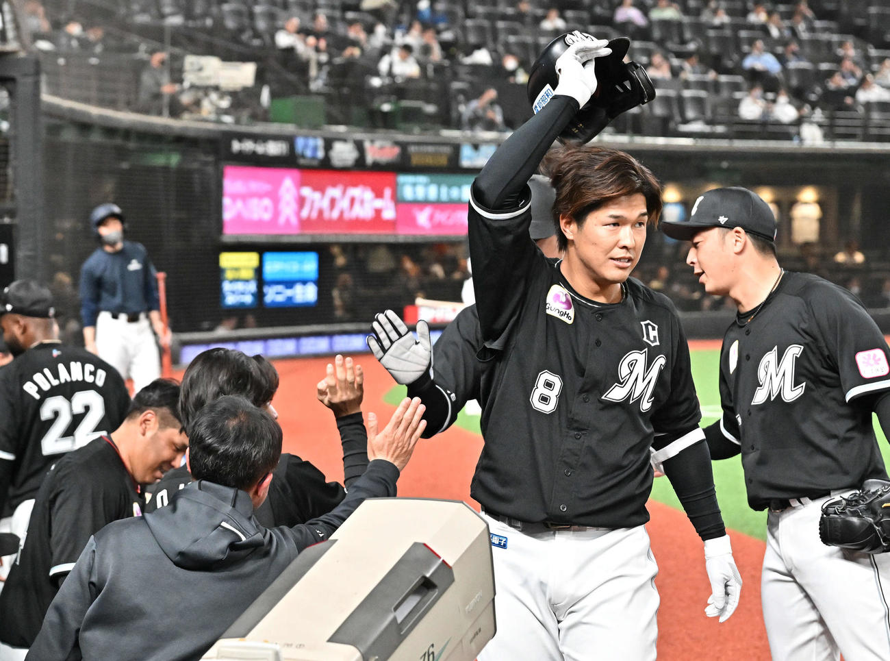 1回表ロッテ1死一塁、先制の2点本塁打を放った中村奨（手前）は生還しファンの祝福に応える（撮影・滝沢徹郎）