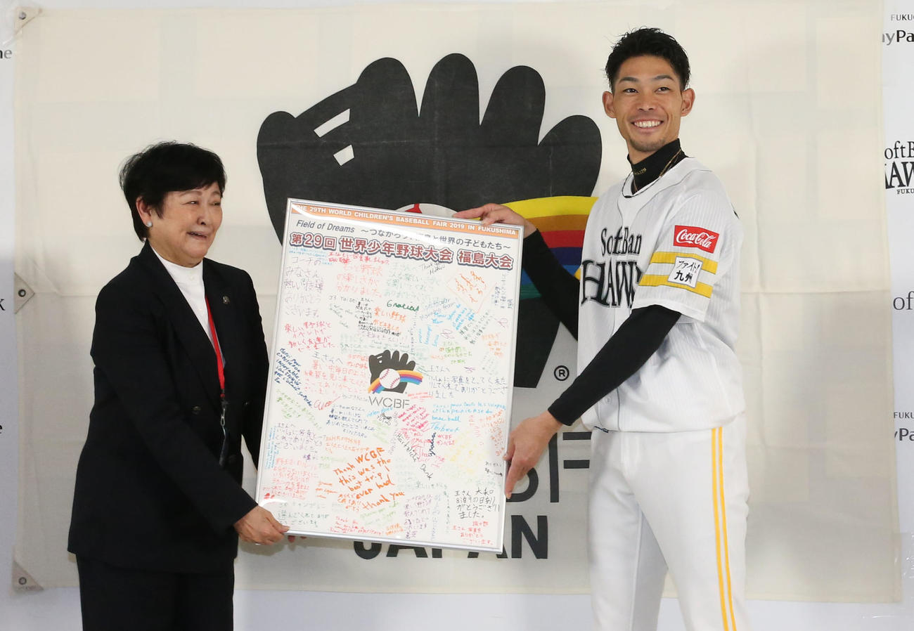 WCBFに寄付活動を始めた又吉克樹、左はWCBF事務局長久須美史子氏（撮影・冨田成美）