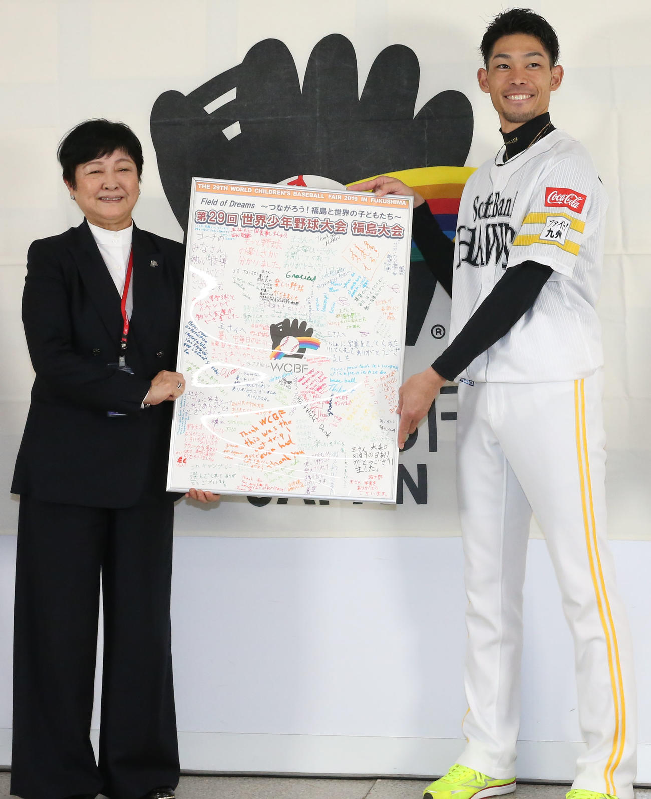 WCBFに寄付活動を始めた又吉克樹、左はWCBF事務局長久須美史子氏（撮影・冨田成美）