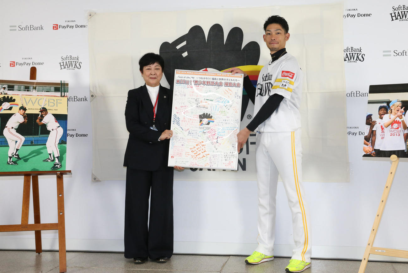 WCBFに寄付活動を始めた又吉克樹、左はWCBF事務局長久須美史子氏（撮影・冨田成美）