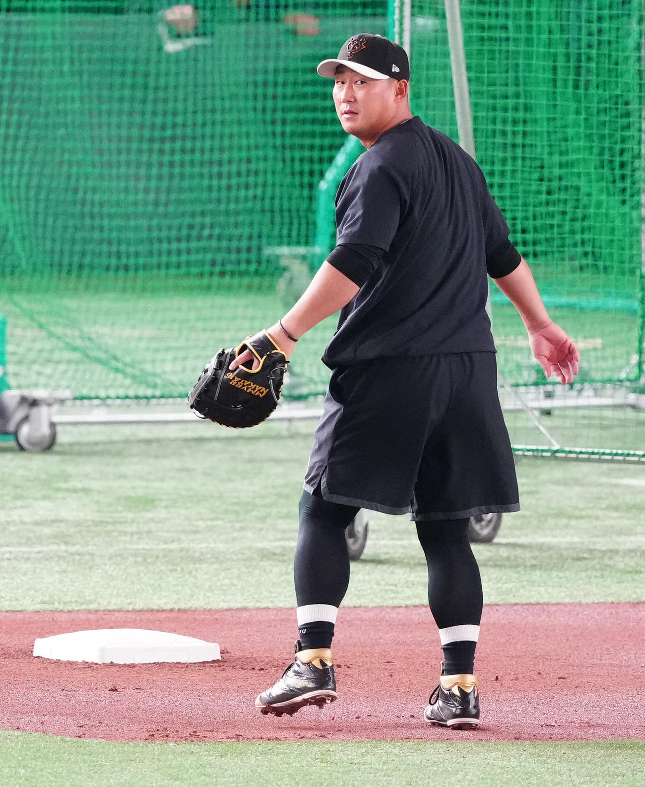 巨人対阪神　試合前、一塁で守備練習を行う巨人中田翔（撮影・江口和貴）
