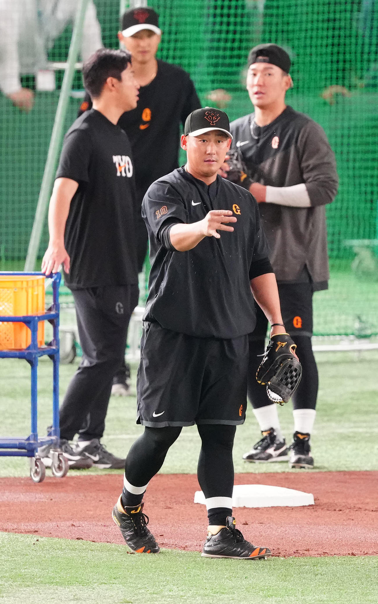 巨人対阪神　試合前、一塁で守備練習を行う巨人中田翔（撮影・江口和貴）