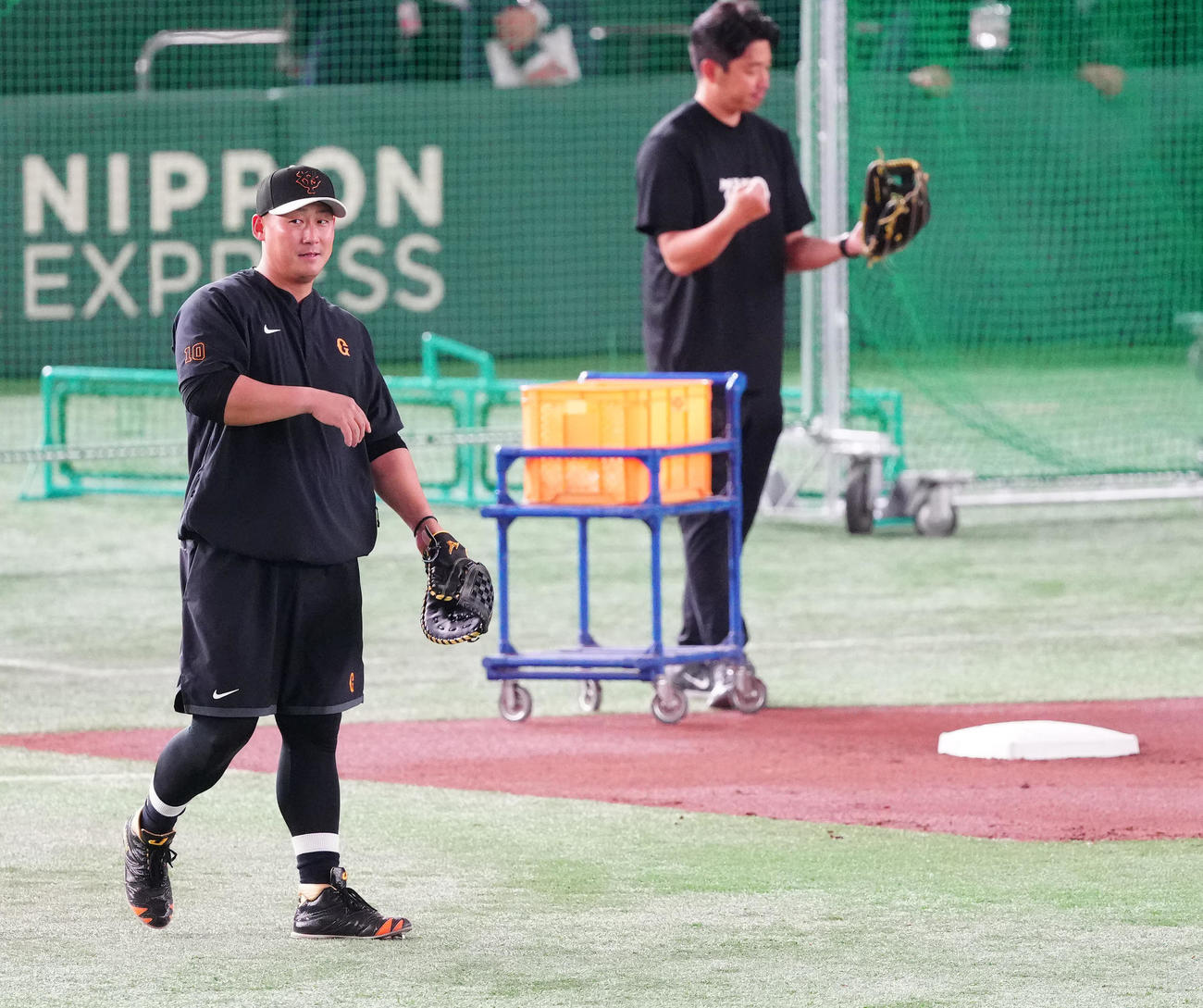 巨人対阪神　試合前、一塁で守備練習を行う巨人中田翔（撮影・江口和貴）