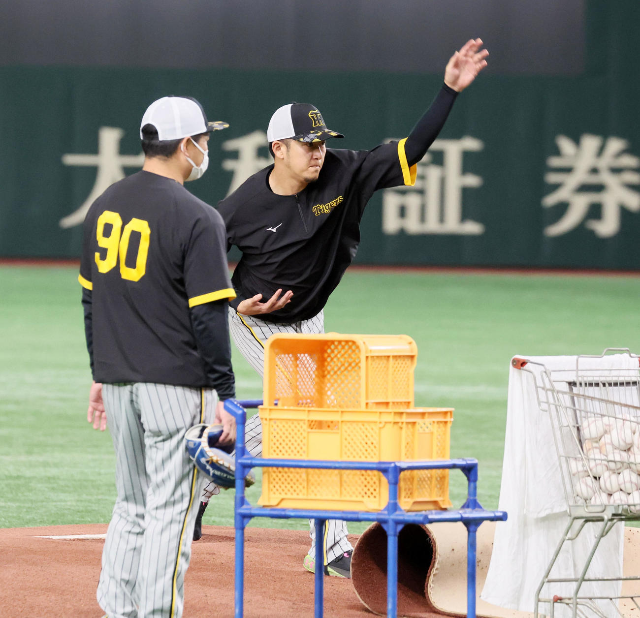 巨人対阪神　マウンドをチェックする岩貞（撮影・加藤哉）