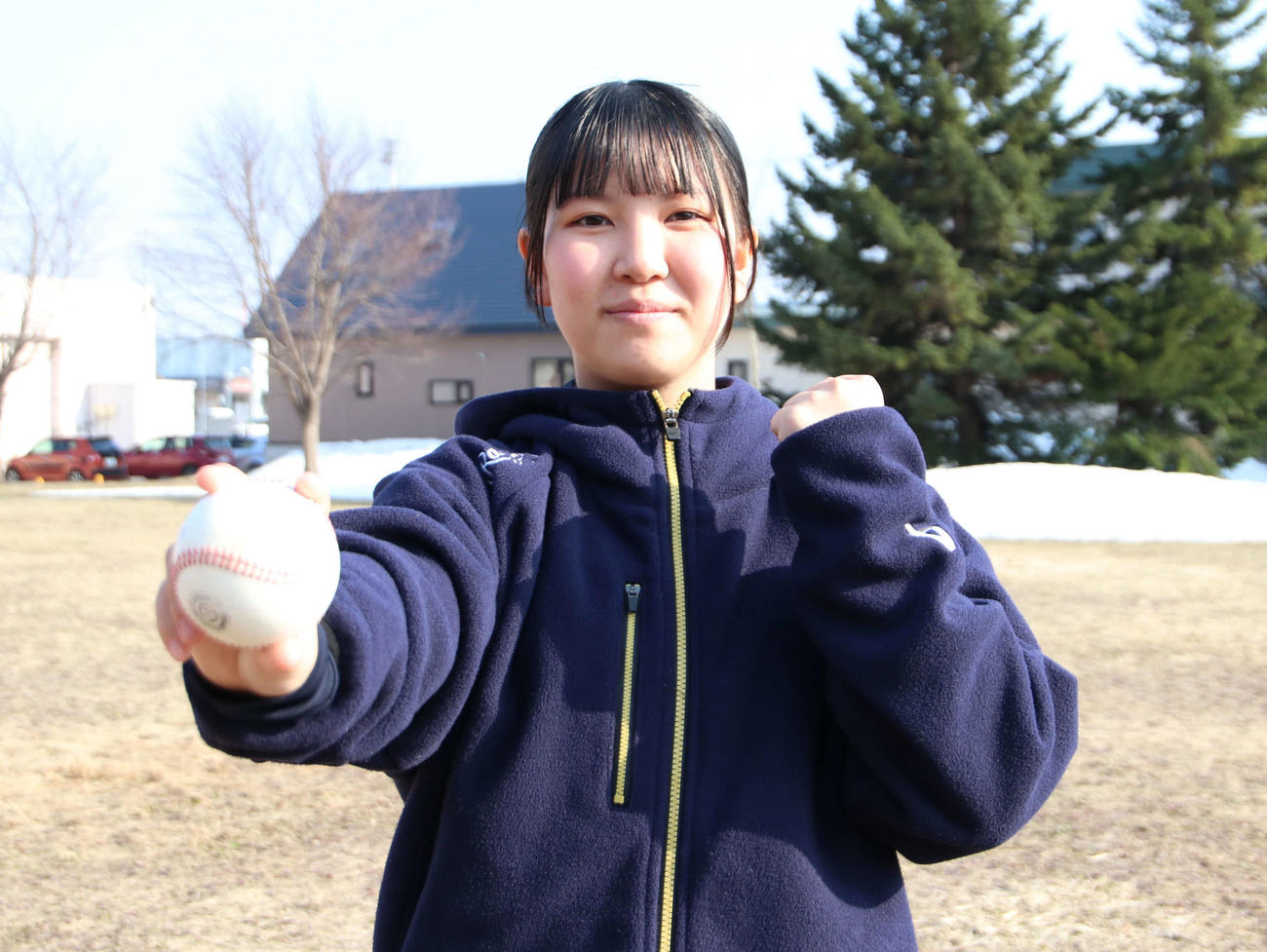 笑顔をみせる栗山高女子硬式野球部の森主将（撮影・山崎純一）