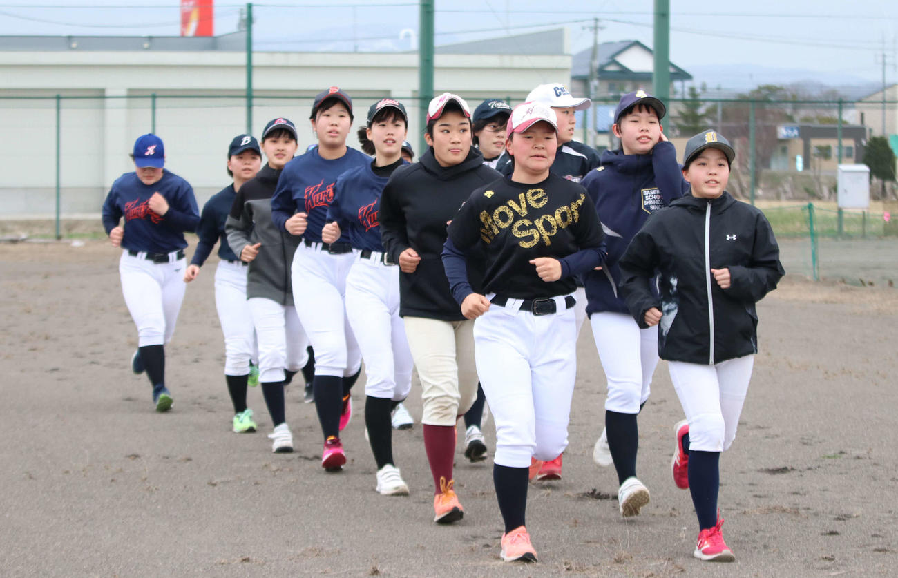 ランニングする栗山高女子硬式野球部の選手たち（撮影・山崎純一）