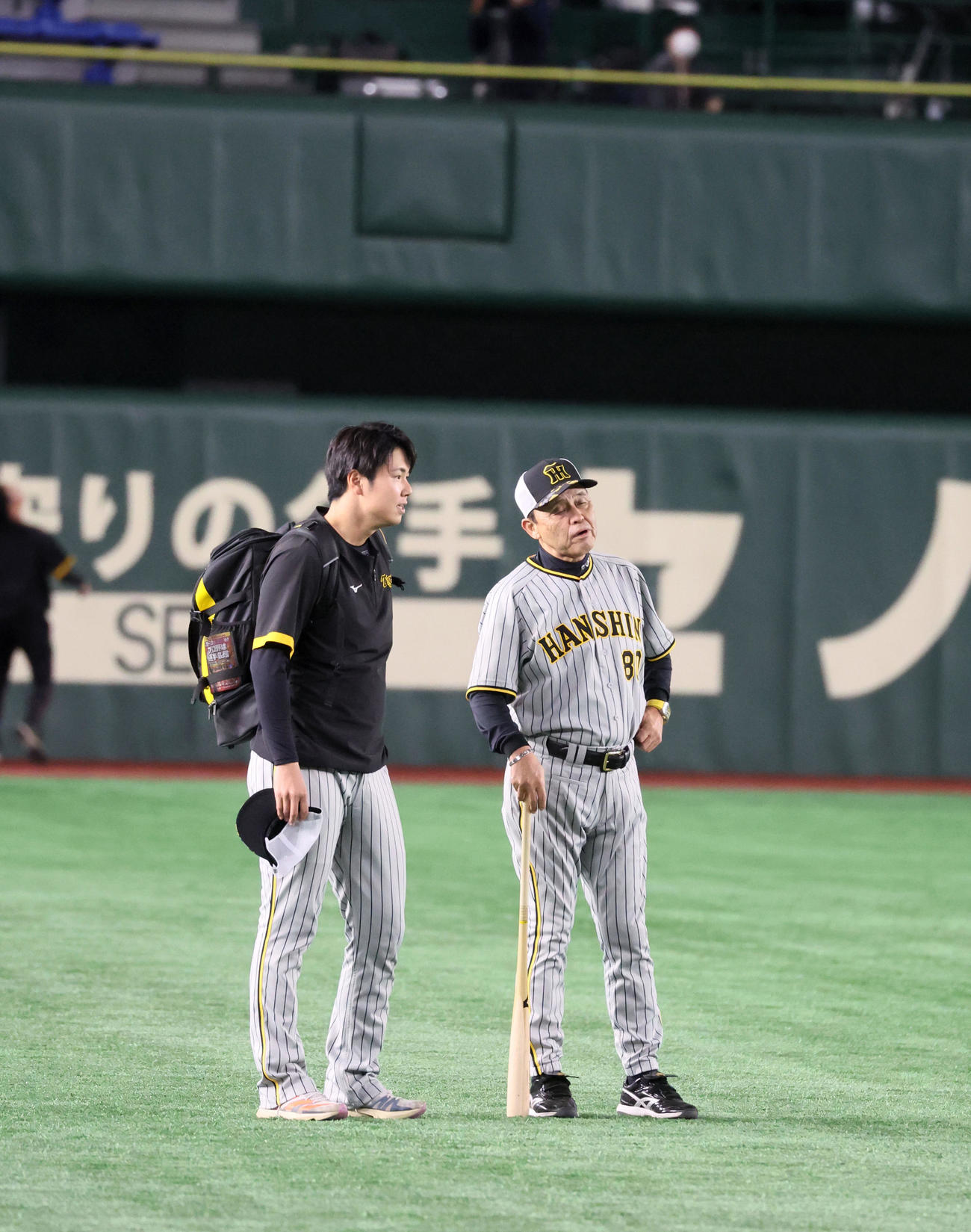 巨人対阪神　ベンチへ引き揚げる浜地（左）と遊撃付近で話し込む岡田監督（撮影・加藤哉）