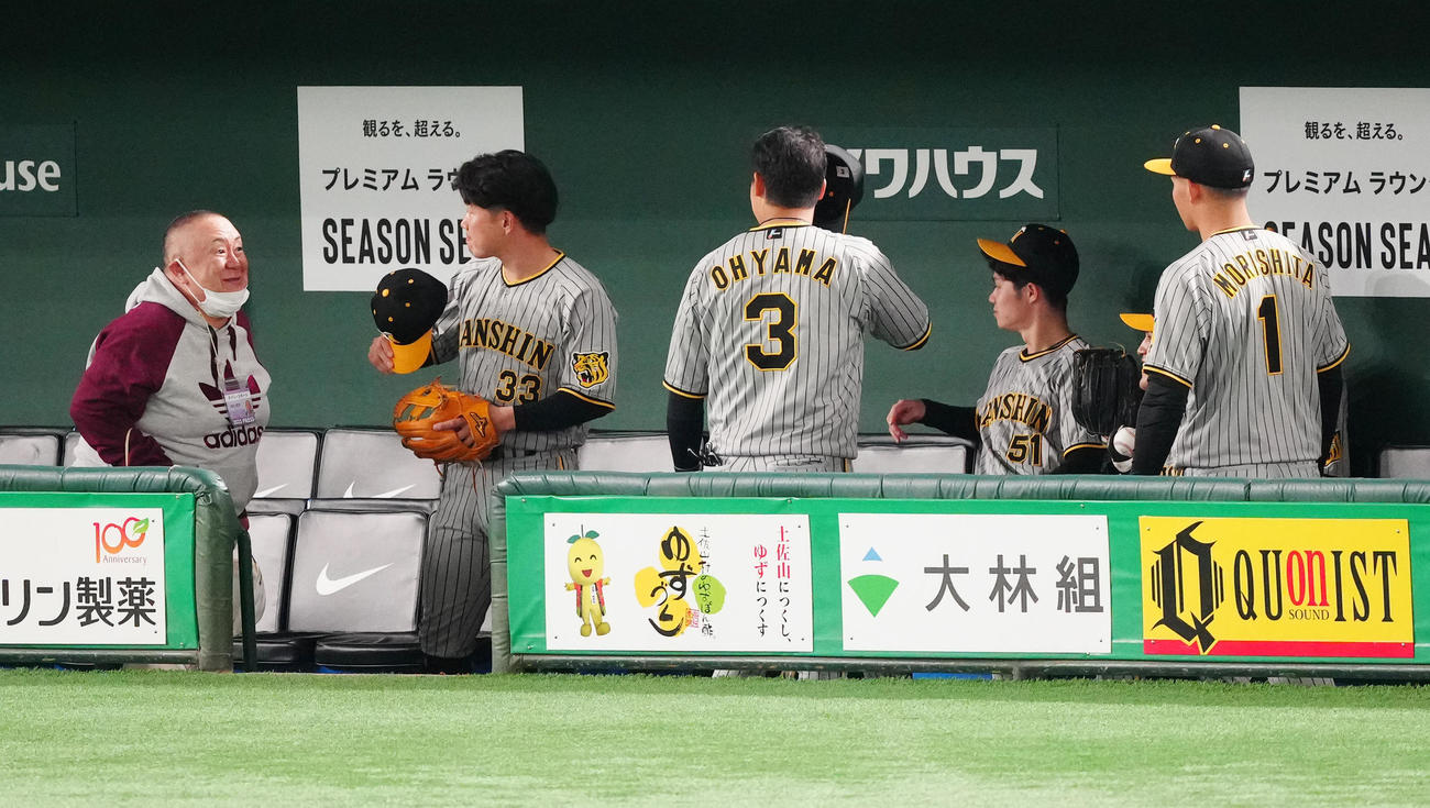 巨人対阪神　試合前、ベンチで阪神の選手たちと言葉を交わす松村邦洋（左端）（撮影・江口和貴）