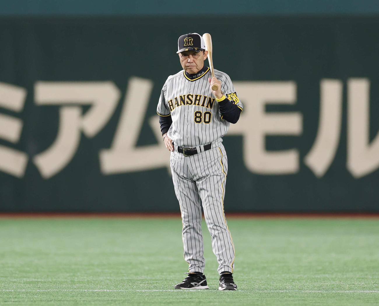 巨人対阪神　試合前練習を見守る阪神岡田監督（撮影・宮地輝）