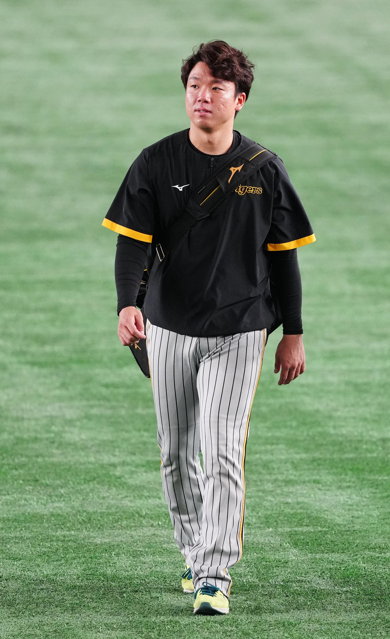 巨人対阪神　試合前練習に向かう阪神村上（撮影・江口和貴）