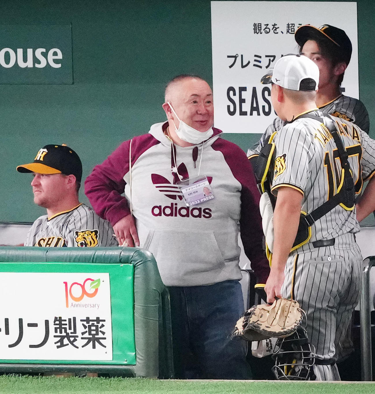 巨人対阪神　試合前、阪神ベンチで言葉を交わす松村邦洋（中央）（撮影・江口和貴）