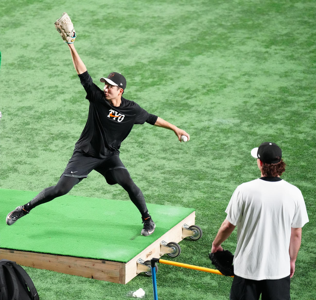 巨人対阪神　試合前、投球練習する巨人横川。右はビーディ（撮影・江口和貴）