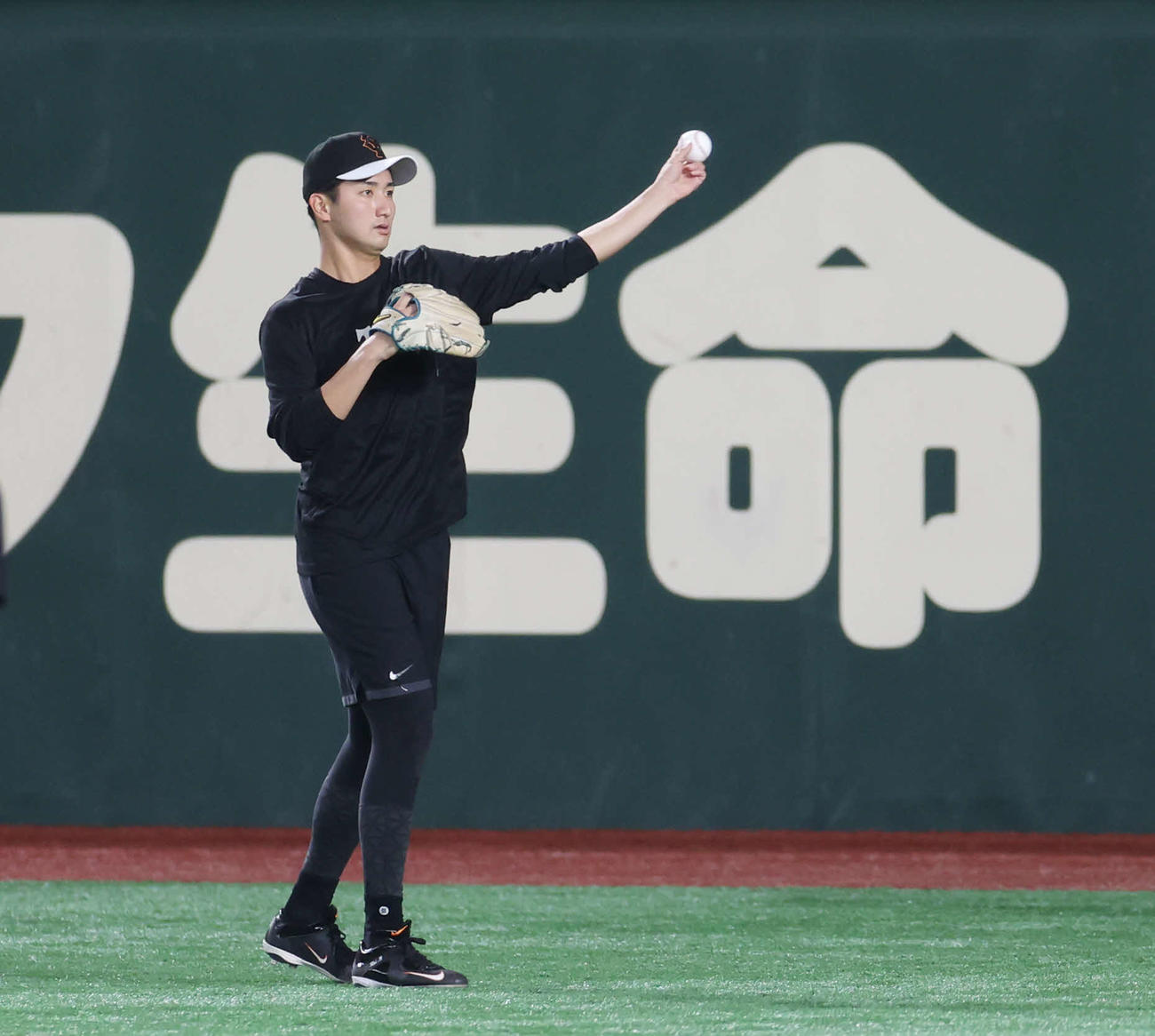 巨人対阪神　試合前練習でキャッチボールする巨人横川（撮影・宮地輝）