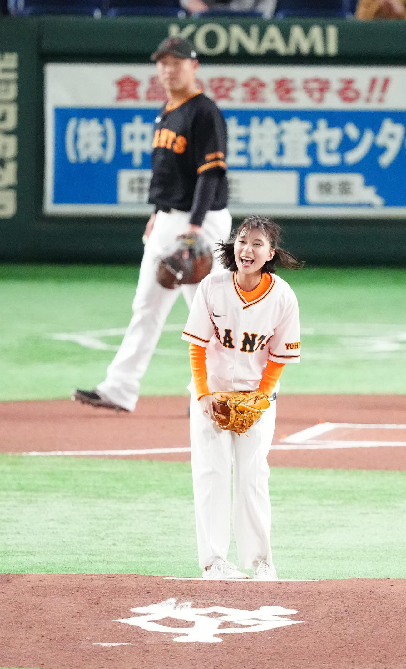 巨人対阪神　試合前、始球式に臨んだ芳根京子（撮影・江口和貴）