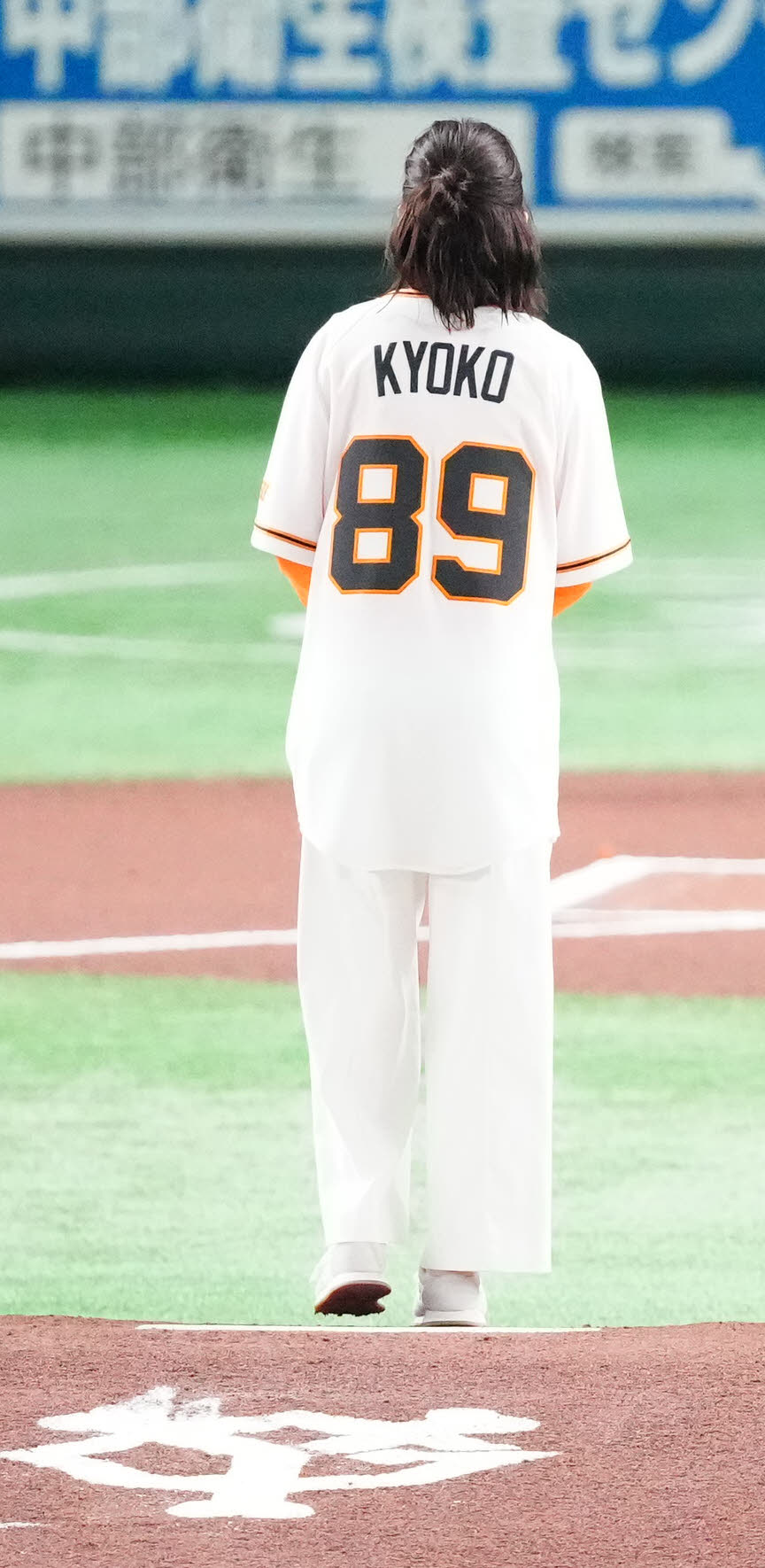 巨人対阪神　試合前、始球式に臨む芳根京子（撮影・江口和貴）