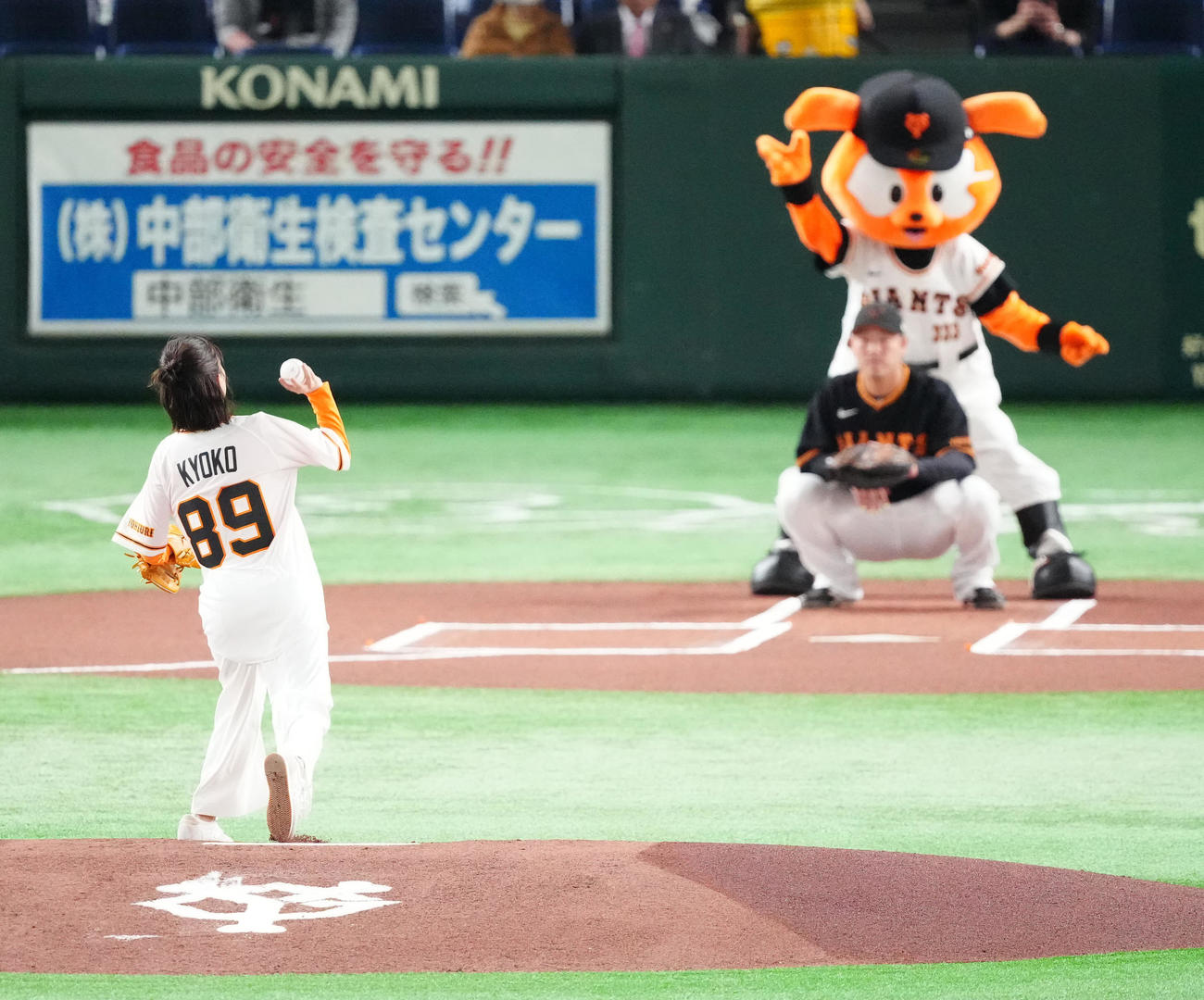巨人対阪神　試合前、始球式に臨む芳根京子（撮影・江口和貴）