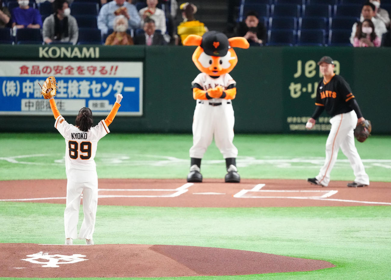 巨人対阪神　試合前、始球式に臨んだ芳根京子（撮影・江口和貴）