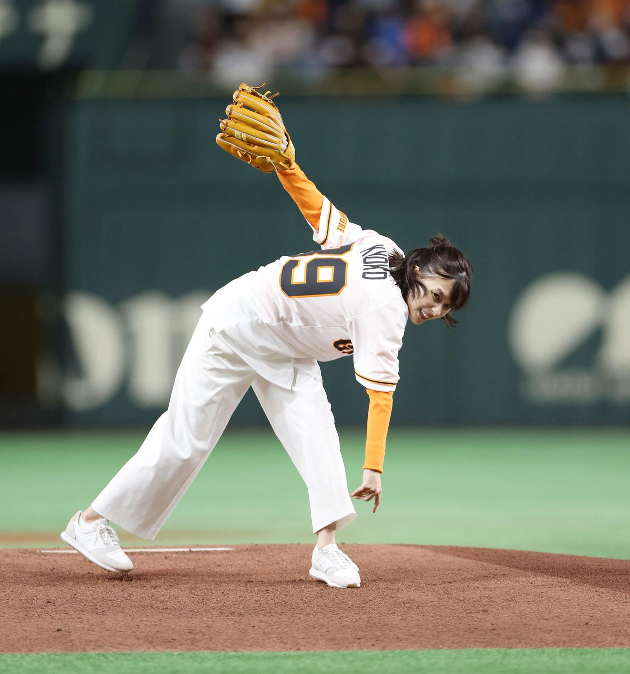 巨人対阪神　始球式で投球する芳根京子（撮影・宮地輝）