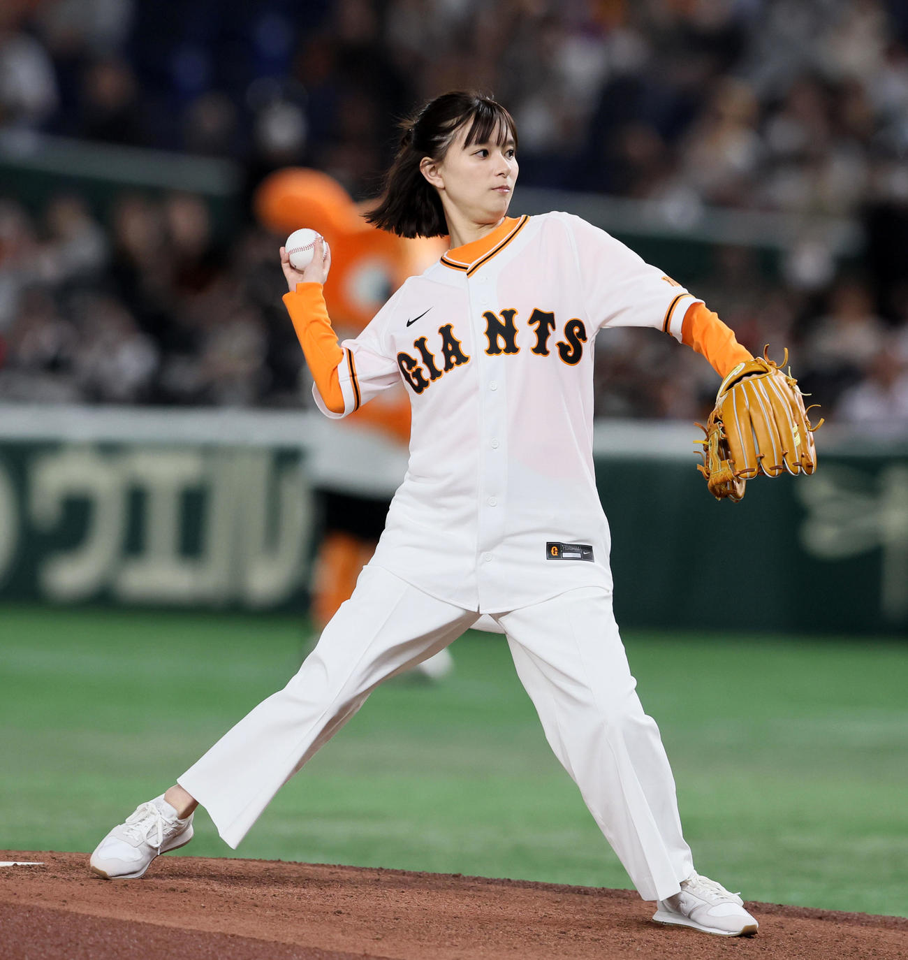 巨人対阪神　始球式を行った俳優の芳根京子（撮影・加藤哉）