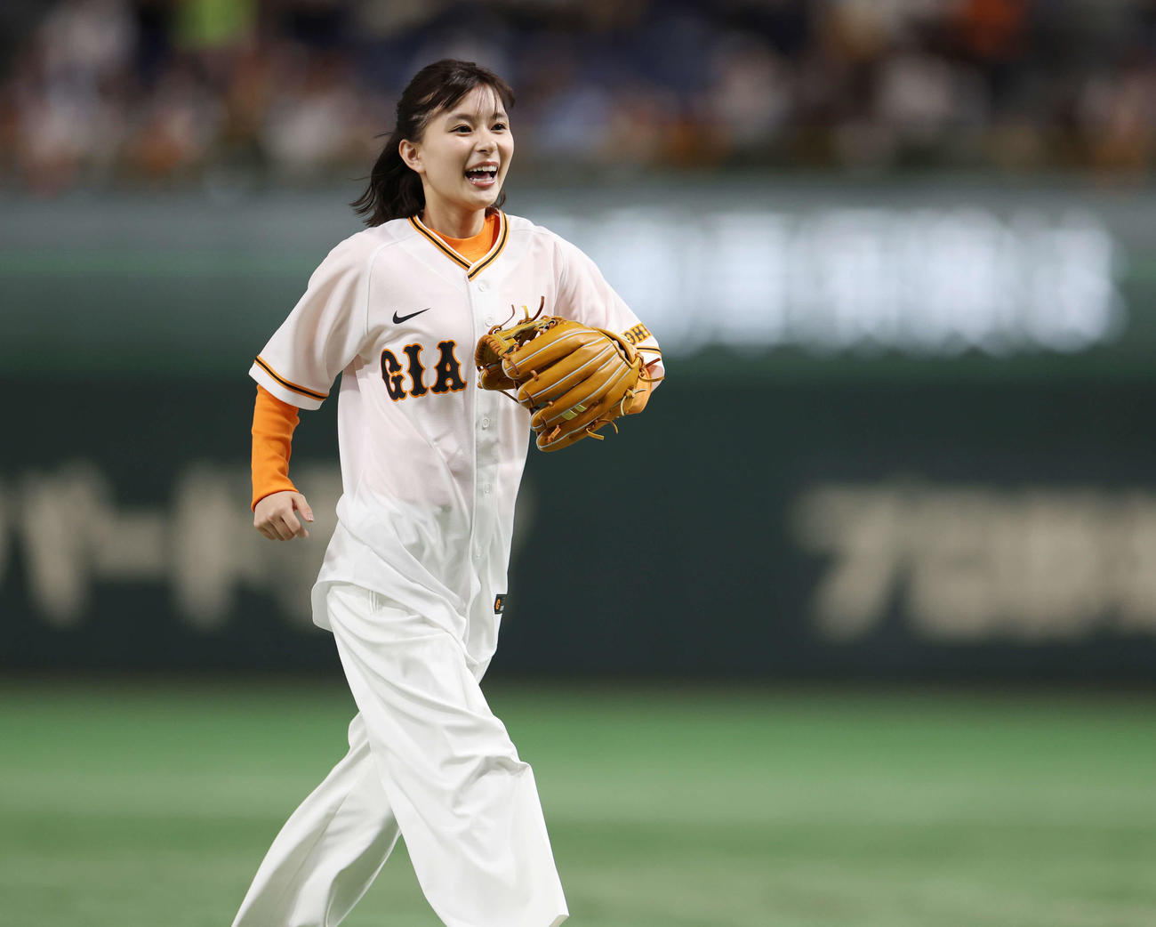 巨人対阪神　始球式を務めた芳根京子（撮影・宮地輝）