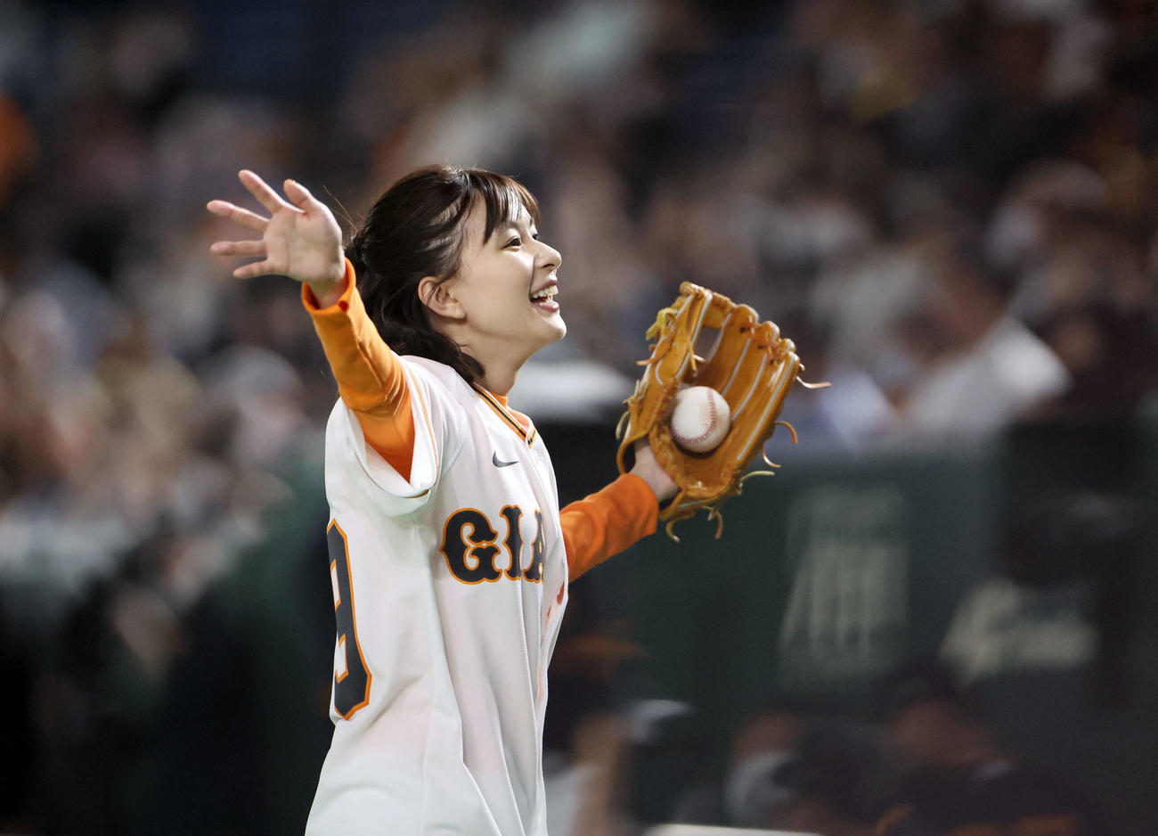 巨人対阪神　始球式を務め、笑顔で手を振る芳根京子（撮影・宮地輝）