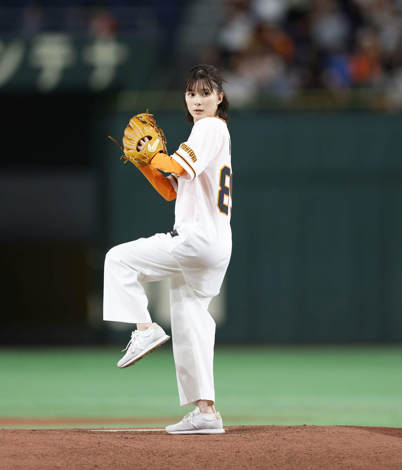 巨人対阪神　始球式を務める芳根京子（撮影・宮地輝）