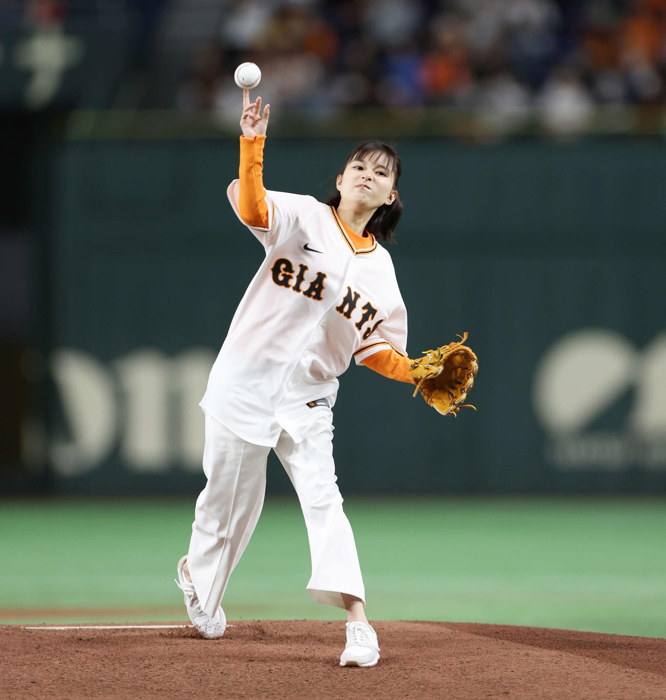 巨人対阪神　始球式を務める芳根京子（撮影・宮地輝）