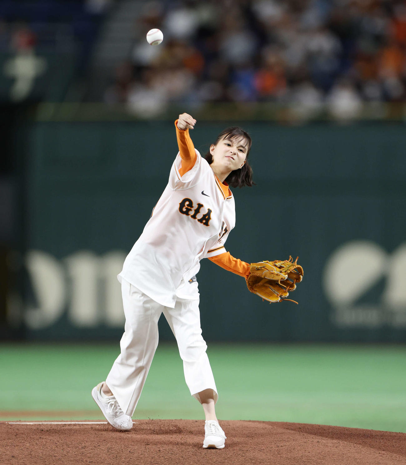 巨人対阪神　始球式を務める芳根京子（撮影・宮地輝）