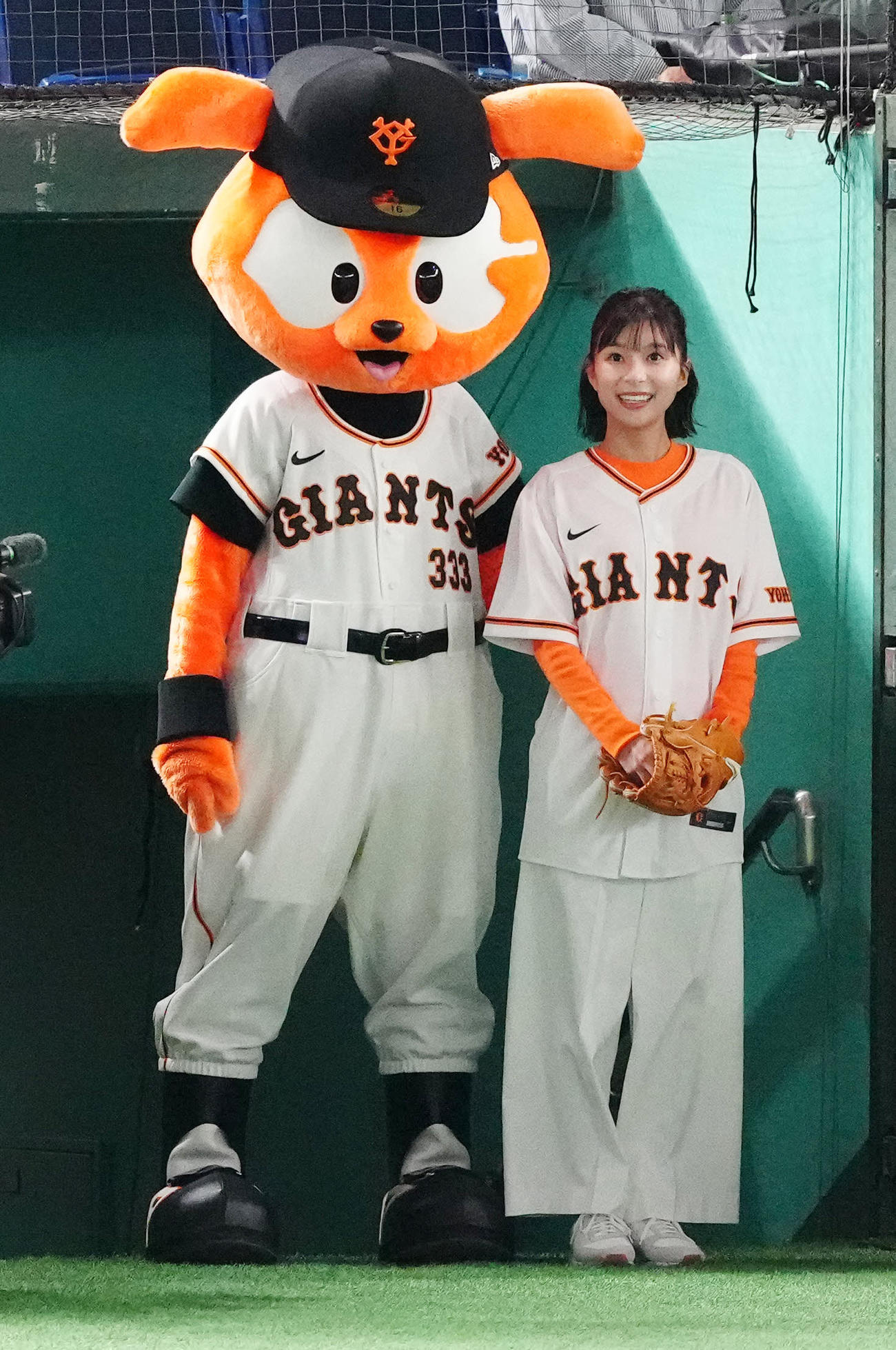 巨人対阪神　試合前、始球式を待つ芳根京子（撮影・江口和貴）