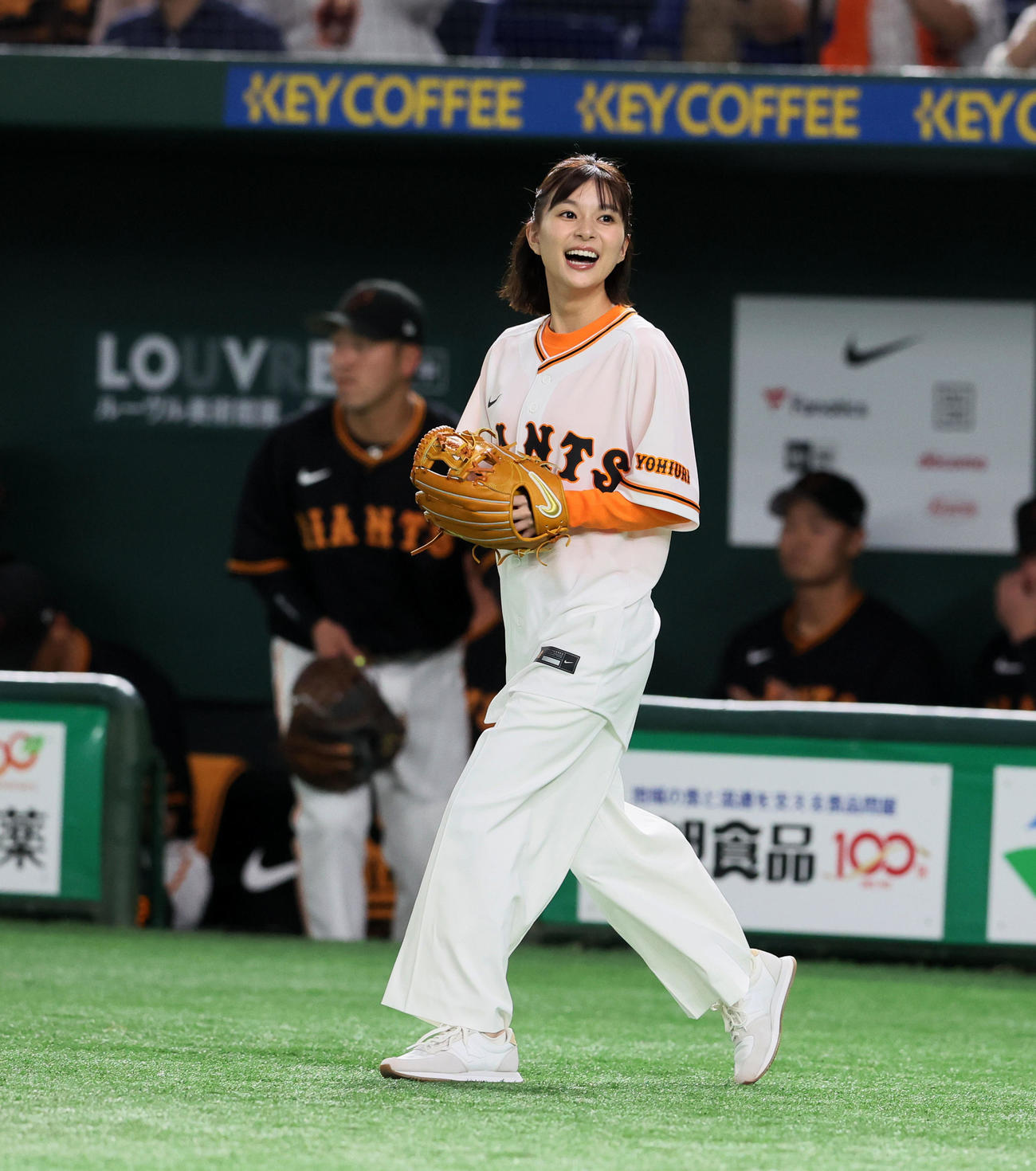 巨人対阪神　始球式に臨む俳優の芳根京子（撮影・加藤哉）