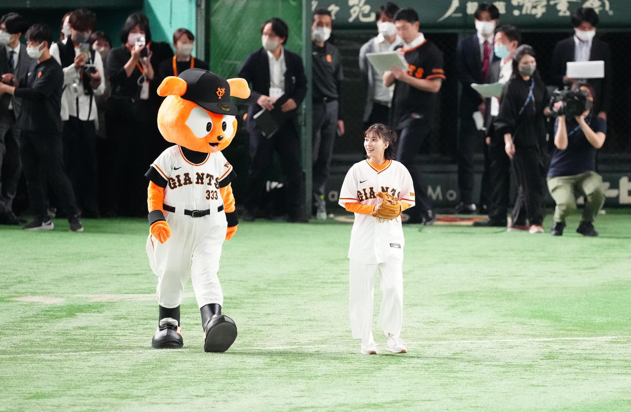 巨人対阪神　試合前、始球式に臨む芳根京子（撮影・江口和貴）