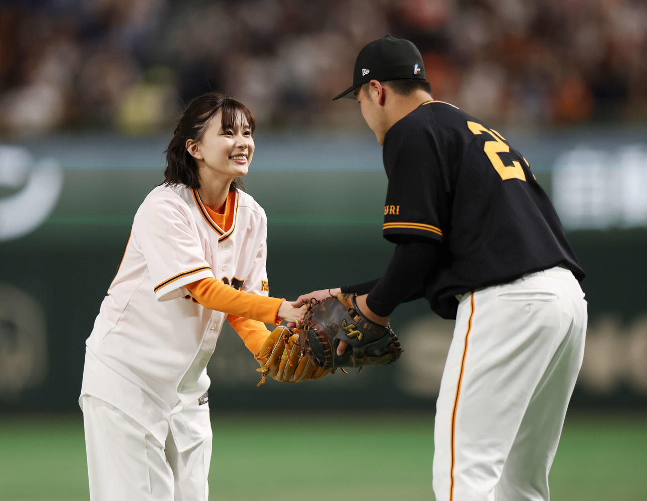 巨人対阪神　始球式を終え、巨人岸田（右）と握手する芳根京子（撮影・宮地輝）