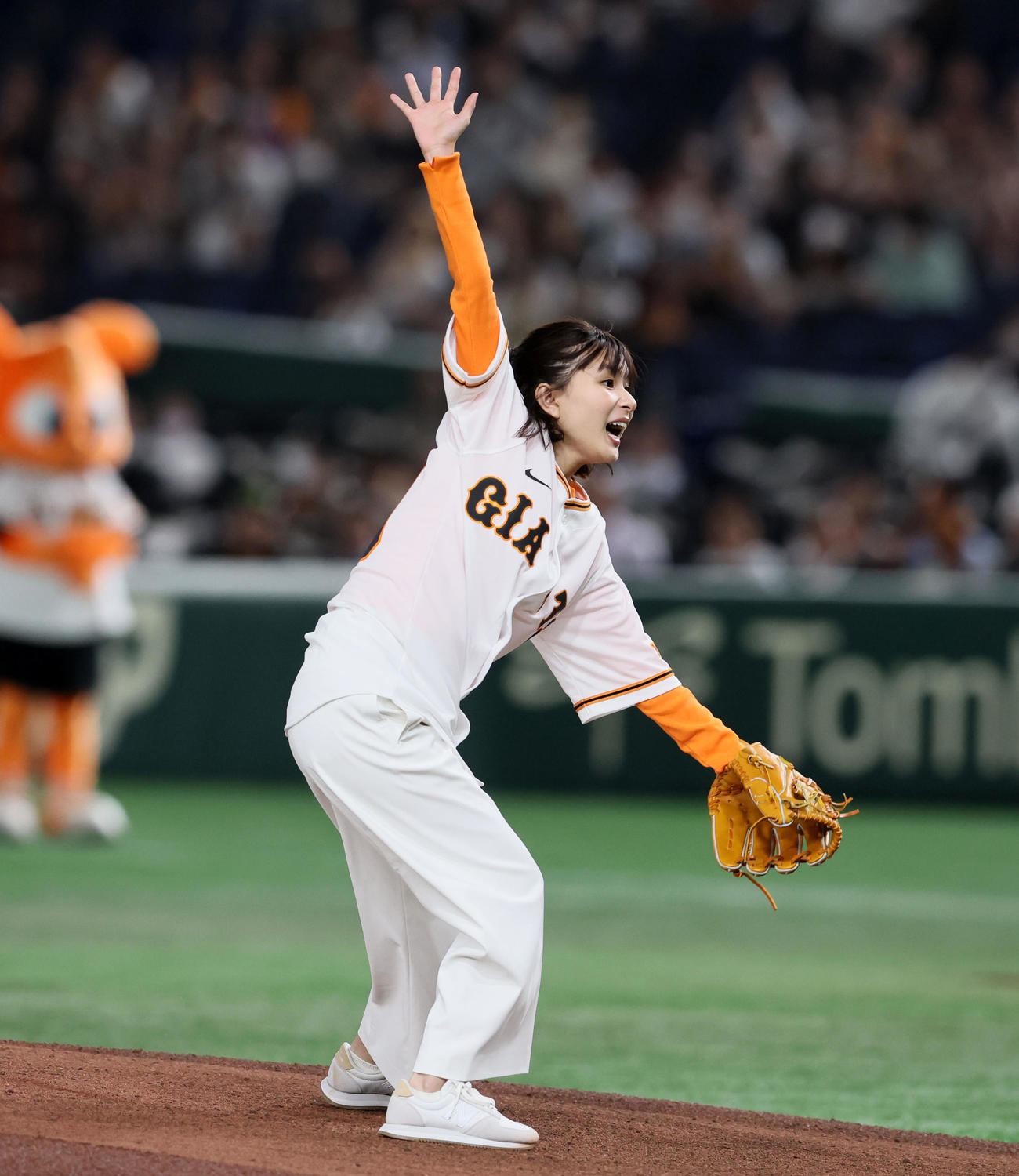 巨人対阪神　始球式を行った俳優の芳根京子（撮影・加藤哉）