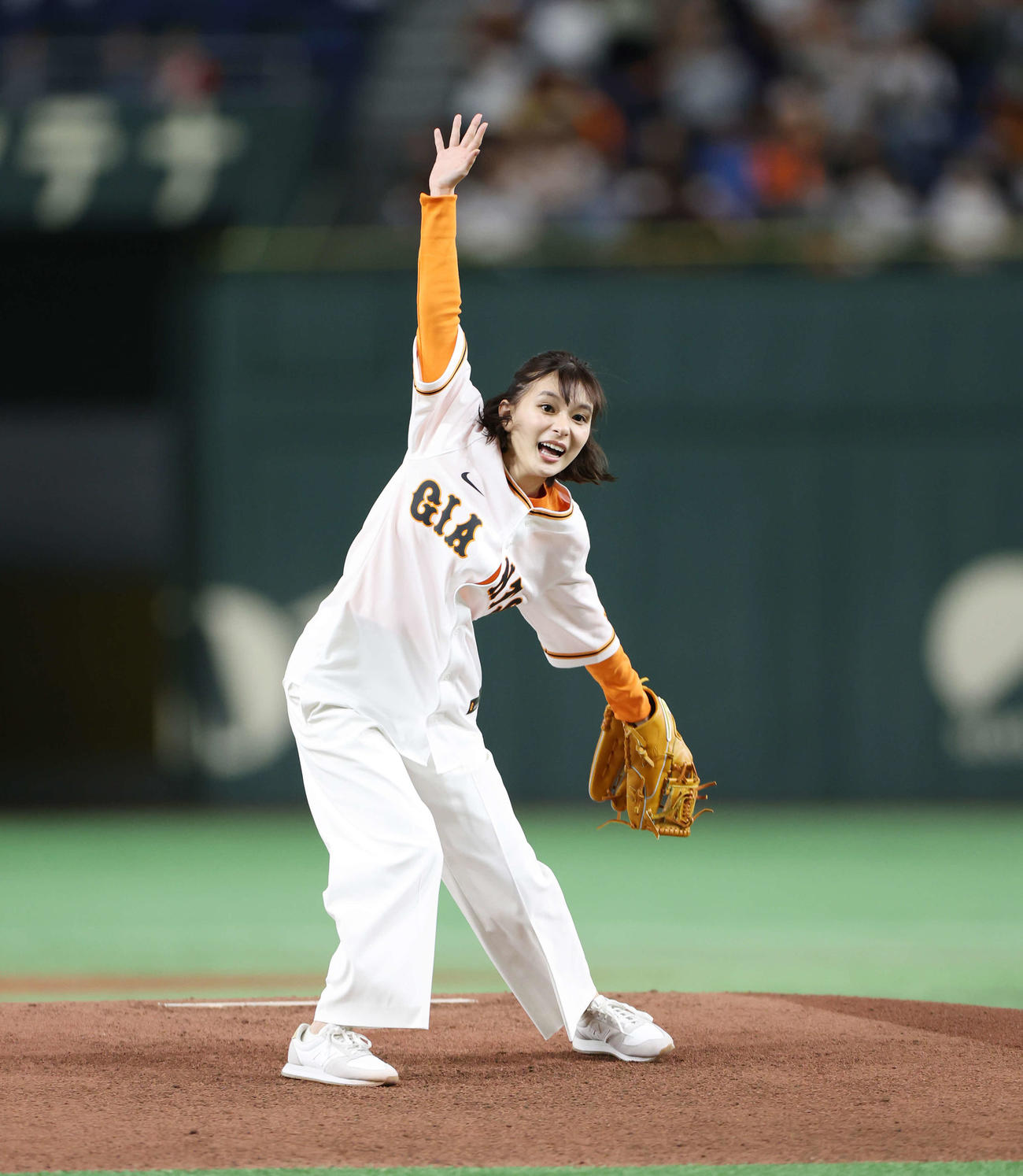 巨人対阪神　始球式で投球した芳根京子（撮影・宮地輝）