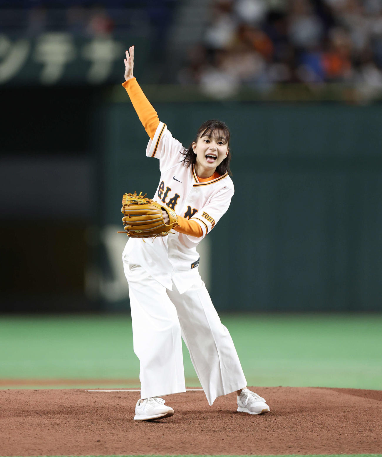 巨人対阪神　始球式で投球した芳根京子（撮影・宮地輝）