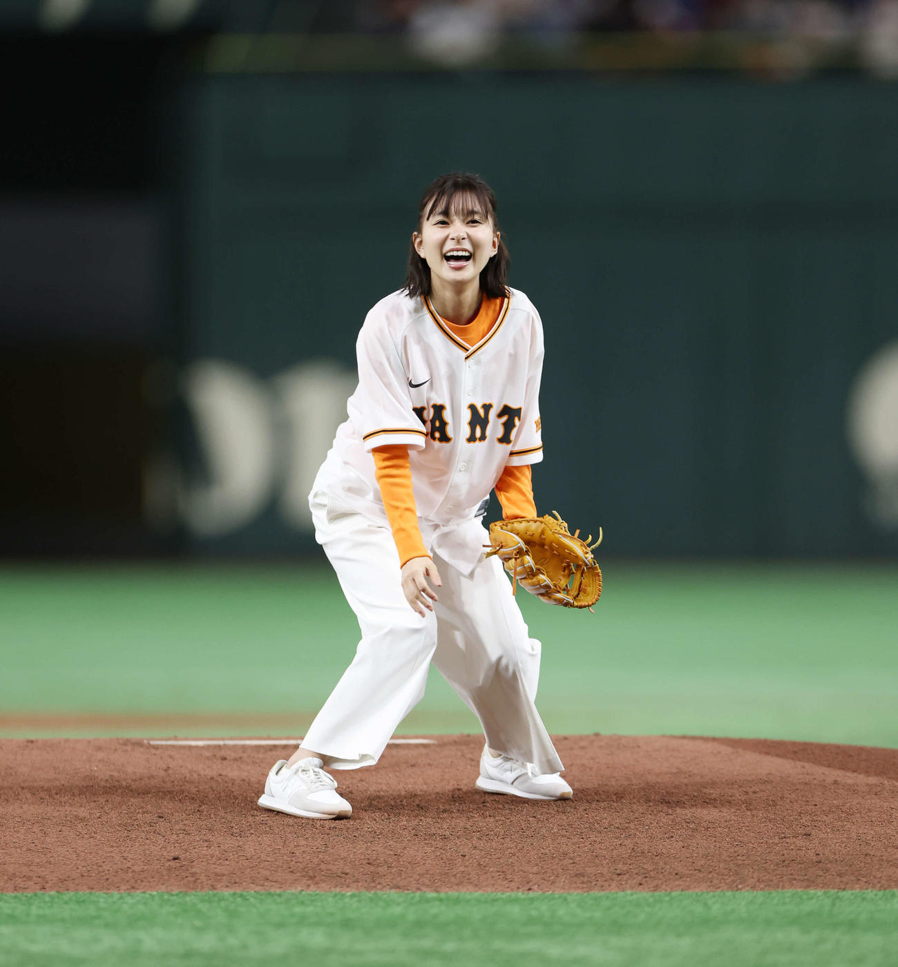 巨人対阪神　始球式で投球した芳根京子（撮影・宮地輝）