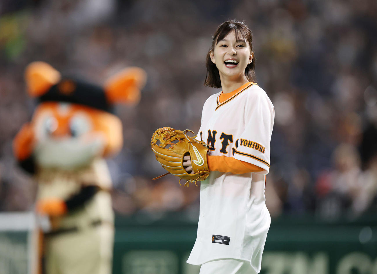 巨人対阪神　始球式に臨む芳根京子（撮影・宮地輝）