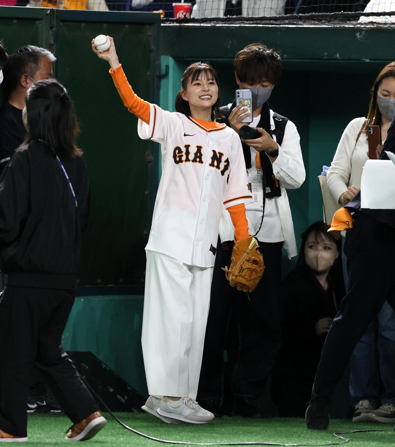 巨人対阪神　始球式に登場した俳優の芳根京子（撮影・加藤哉）