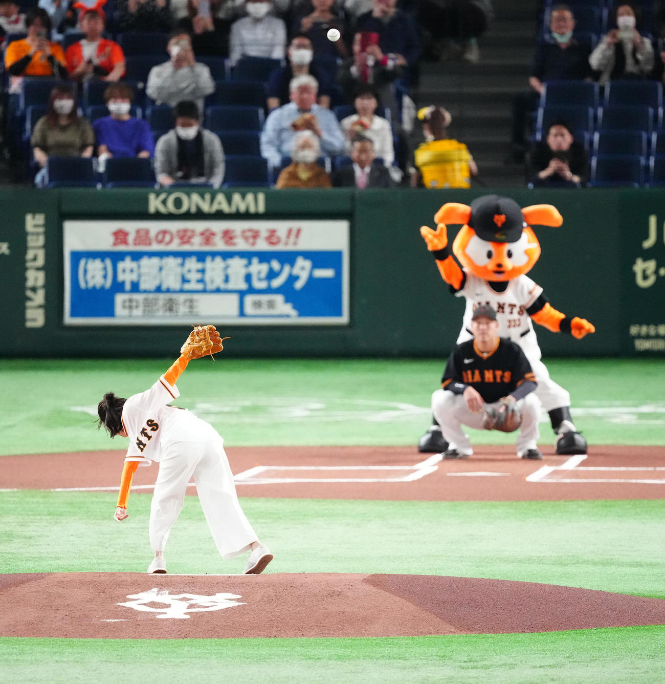 巨人対阪神　試合前、始球式に臨む芳根京子（撮影・江口和貴）
