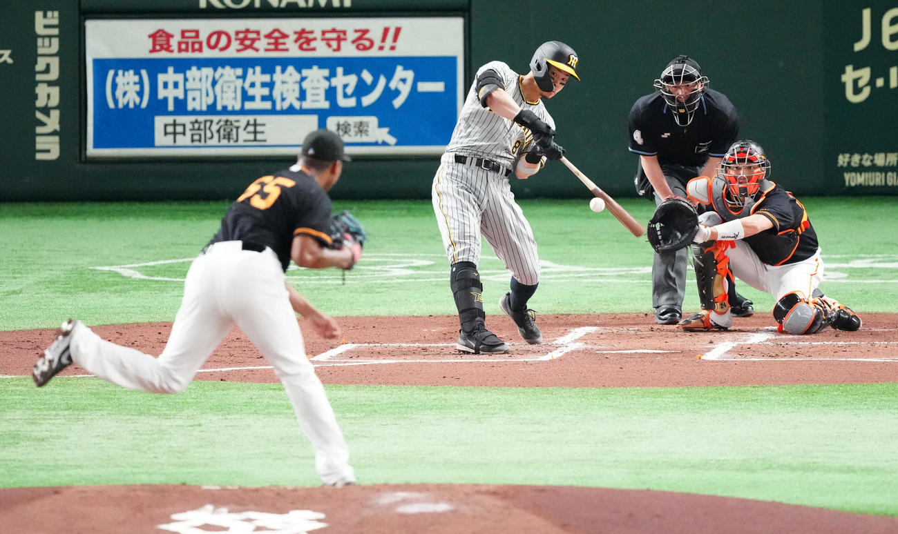 巨人対阪神　2回表阪神1死、右前打を放つ佐藤輝。投手メンデス（撮影・江口和貴）