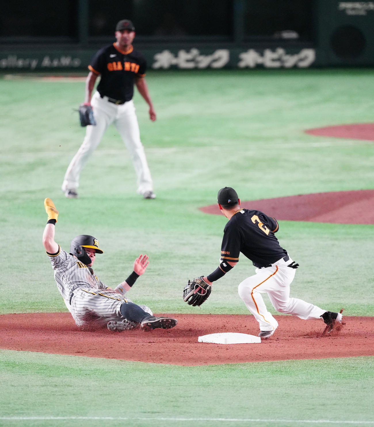 巨人対阪神　2回表阪神2死一塁、二塁盗塁を決める佐藤輝（左）（撮影・江口和貴）