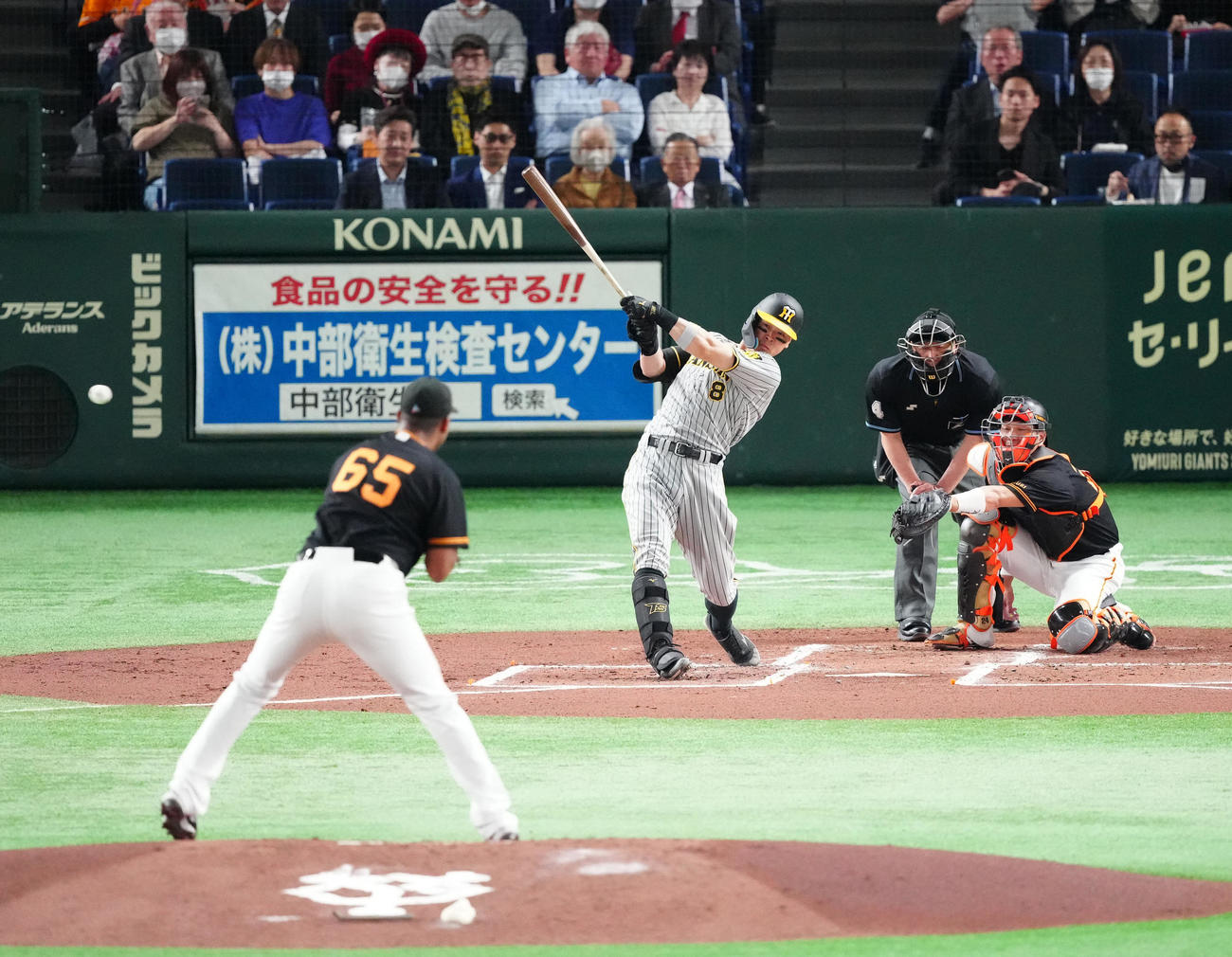 巨人対阪神　2回表阪神1死、右前打を放つ佐藤輝。投手メンデス（撮影・江口和貴）
