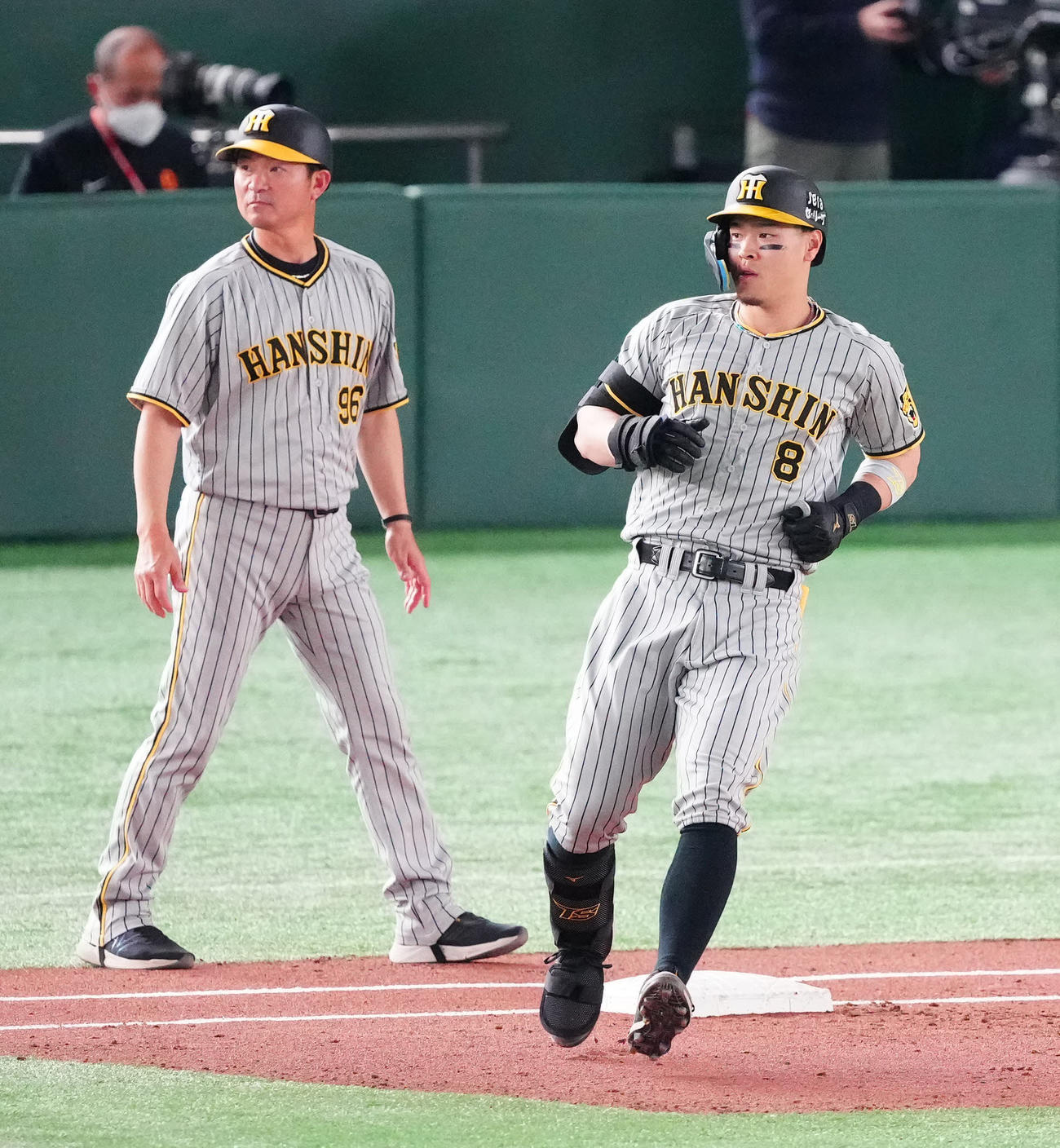 巨人対阪神　2回表阪神1死、右前打を放った佐藤輝（右）（撮影・江口和貴）